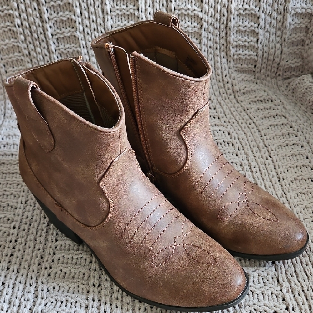 True Craft Tan Brown Western-Style Ankle Boots